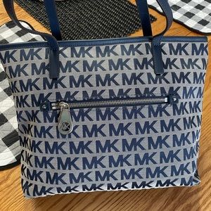 Michael Kors zip top tote/purse. Navy signature logo.